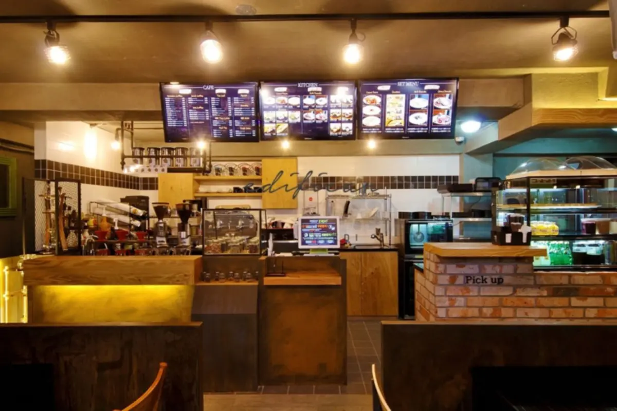 따뜻한 우드와 벽돌이 어우러진 감성 카페 인테리어